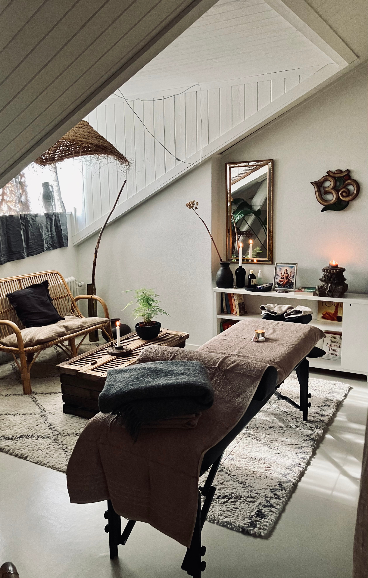 Massagebänk med filt och ljus