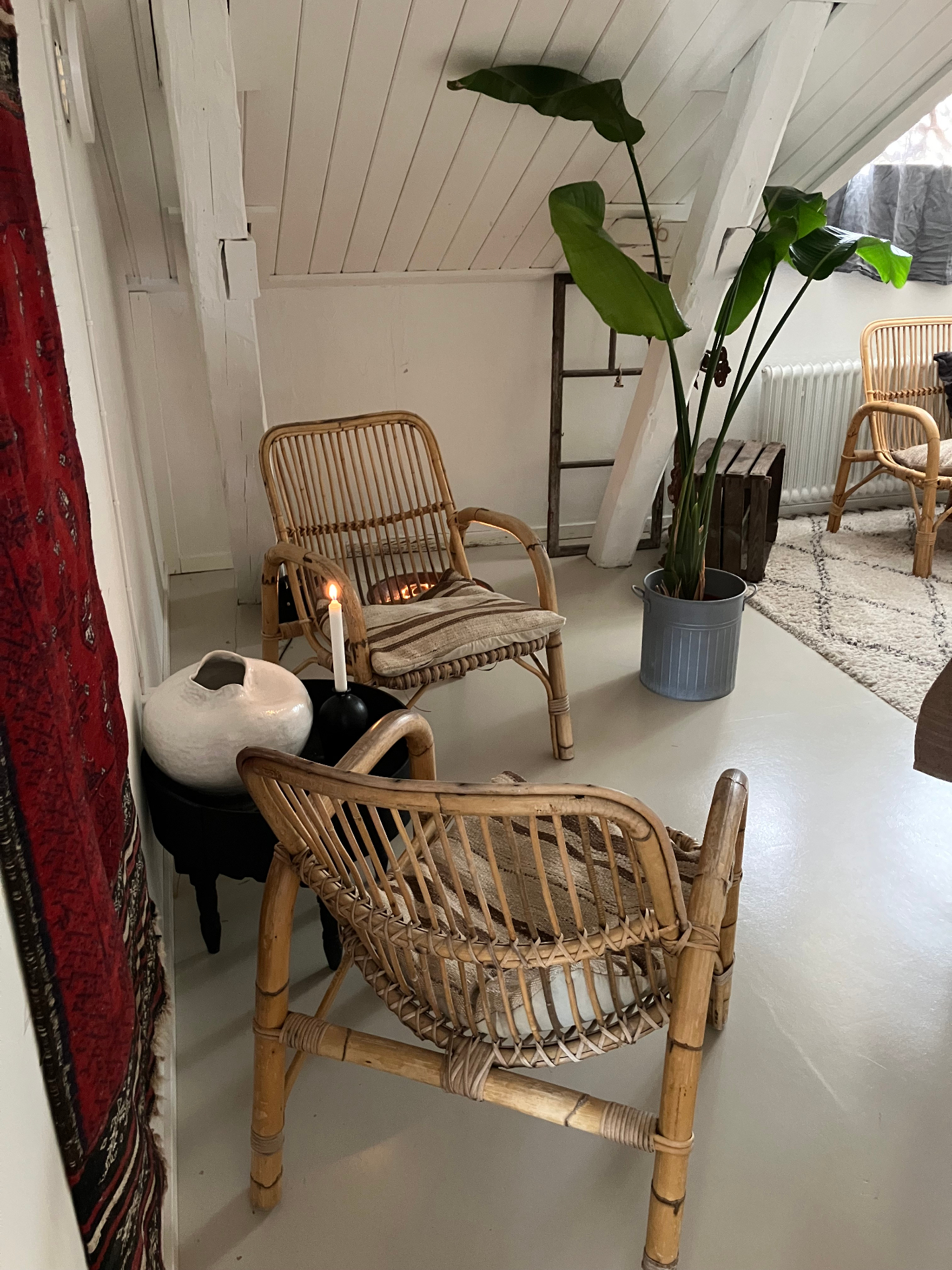 Sitthörna med rottingstolar och stort blad