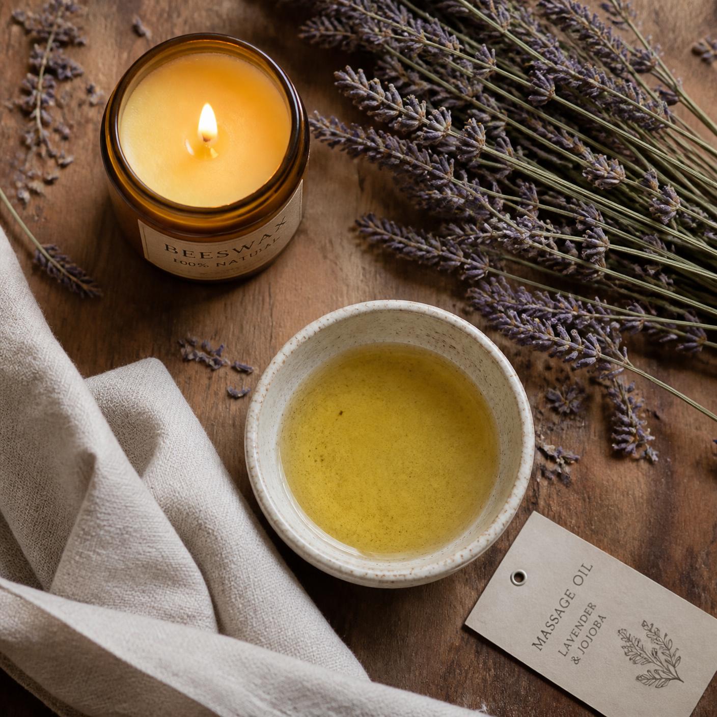 Ljus, massageolja och lavendel